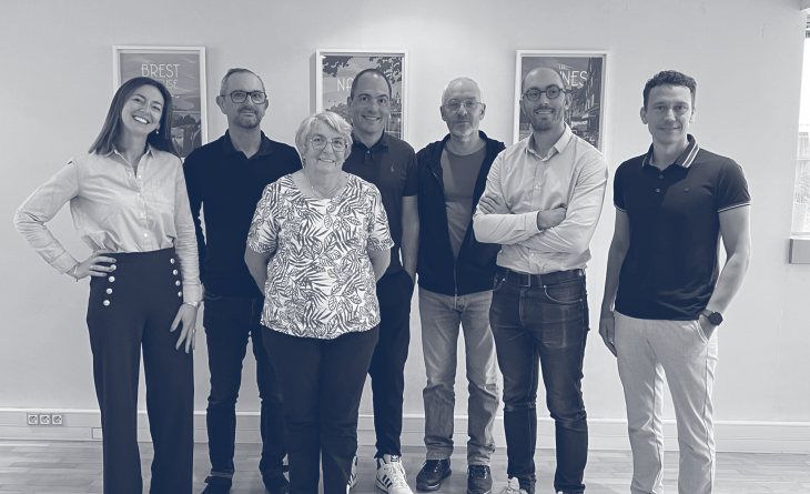 Photo de groupe de l’équipe Kicmed, réunie autour du projet de cryothérapie médicale Kicbox One.